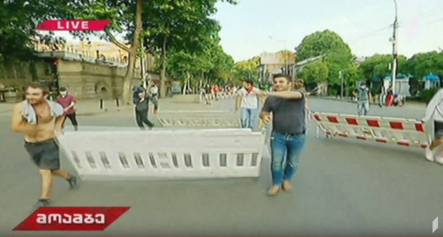 დემონსტრანტებმა ვარაზისხევი ჩახერგეს და კვლავ პარლამენტისკენ მიემართებიან