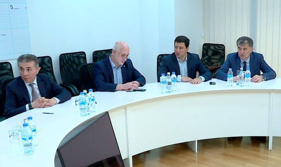 „ქართული ოცნების“ პოლიტსაბჭოს სხდომას ბიძინა ივანიშვილი, მამუკა ბახტაძე, ასევე ირაკლი კობახიძე ესწრებიან [ვიდეო]