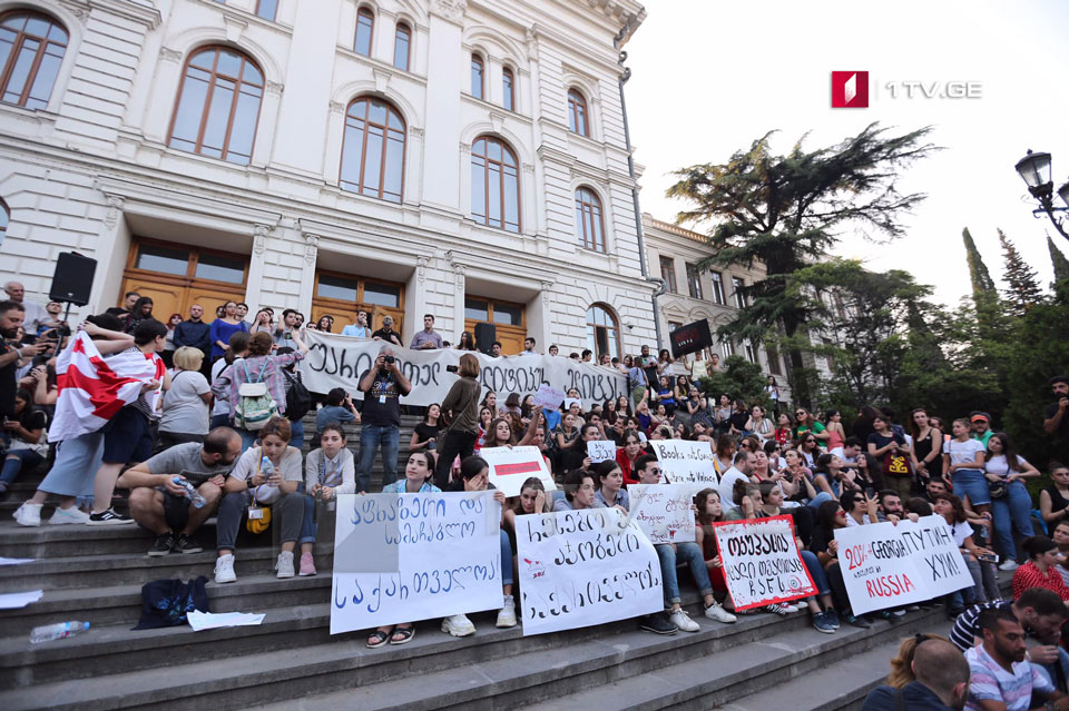 სტუდენტები აქციას მართავენ – ვერ ვიქნებით კონკრეტული პარტიების მხარდამჭერები, რომლებმაც თავი ძალადობრივი პოლიტიკით და ნულოვანი ტოლერანტობით დაგვამახსოვრეს [ფოტო, ვიდეო]