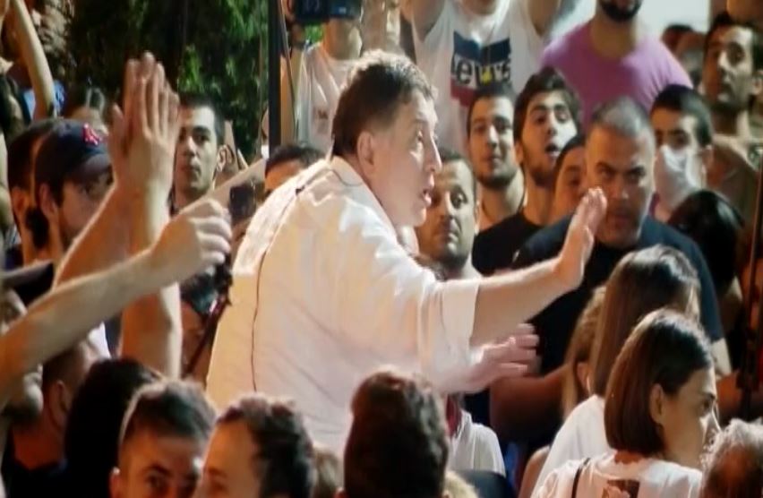 აქციაზე გიგი უგულავას დაუპირისპირდნენ და ბოთლი ესროლეს [ვიდეო]