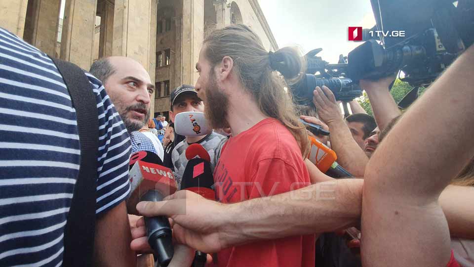 რუსთაველის გამზირზე აქციის მონაწილე სტუდენტთა ნაწილმა აქციაზე პოლიტიკოსების გამოჩენა გააპროტესტა