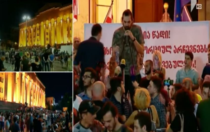 აქციის მონაწილის მიერ მიხეილ სააკაშვილის ხსენებას სტვენა და შეძახილები მოჰყვა [ვიდეო]