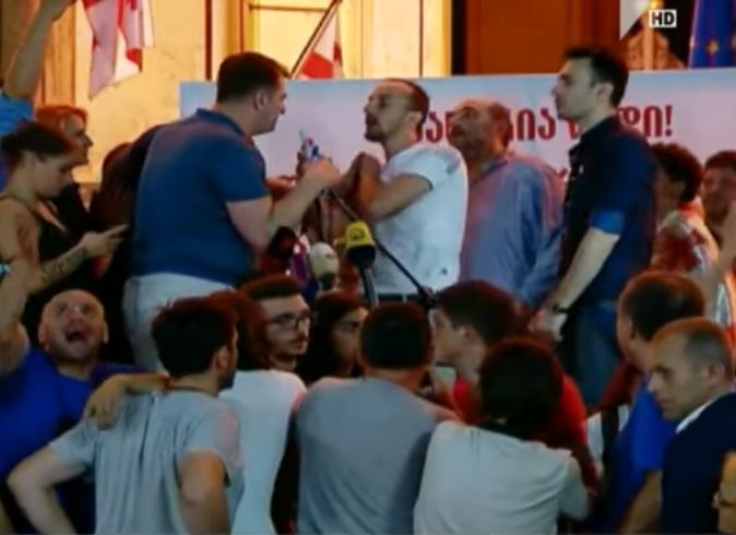 რუსთაველის გამზირზე აქციის დროს, რამდენიმე გამომსვლელს სიტყვა შეაწყვეტინეს [ვიდეო]