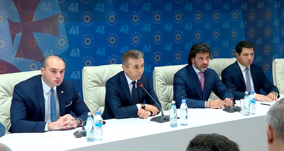 პოლიტსაბჭოს სხდომის შემდეგ, „ქართული ოცნების“ ოფისში უმრავლესობის სხდომა მიმდინარეობს