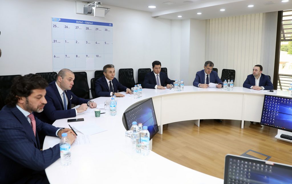 „ქართული ოცნების“ ოფისში პოლიტსაბჭოს სხდომა მიმდინარეობს