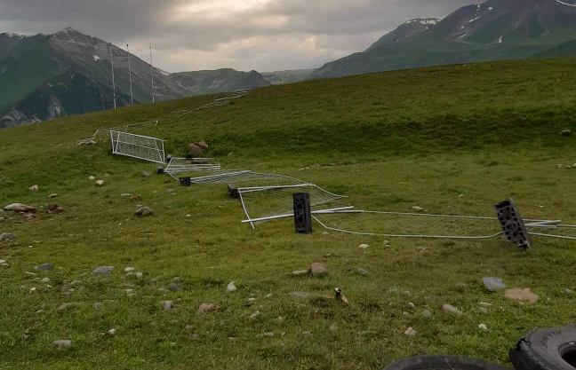Mountain Set: Kazbegi-ს ორგანიზატორი – ფესტივალის ტერიტორიაზე შემოიჭრა ასობით ადამიანი, რომლებმაც ტერიტორია დაარბიეს და ინვენტარი დააზიანეს, წაღებულია სამუშაო იარაღებიც [ვიდეო]