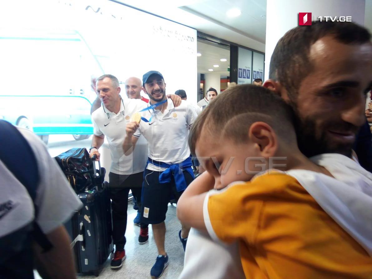 მინსკის მეორე ევროპული თამაშების ტრიუმფატორი სამბისტები საქართველოში დაბრუნდნენ