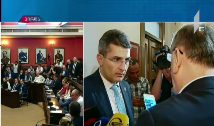 სიტყვიერი დაპირისპირება პარლამენტში