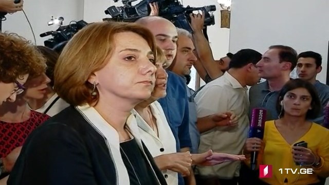 ოპოზიციონერმა დეპუტატებმა საპარლამენტო უმრავლესობის წევრებს ე.წ. სირცხვილის დერეფანი მოუწყვეს