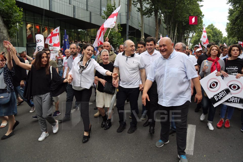 „თავისუფლების მარშის“ მონაწილეები თავისუფლების მოედანზე მივიდნენ [ფოტო]