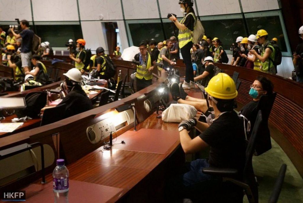 В Гонконге демонстранты ворвались в законодательный орган (фото)