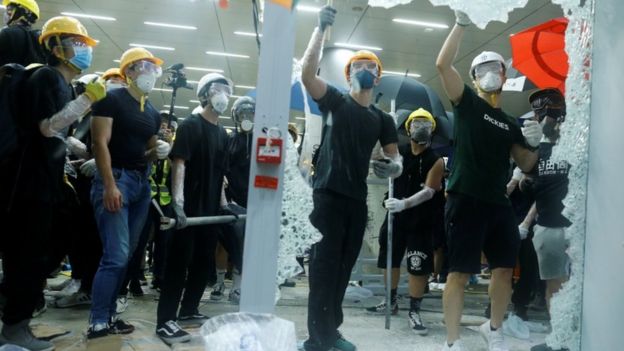 Китай критикует ворвавшихся в парламент Гонконга демонстрантов