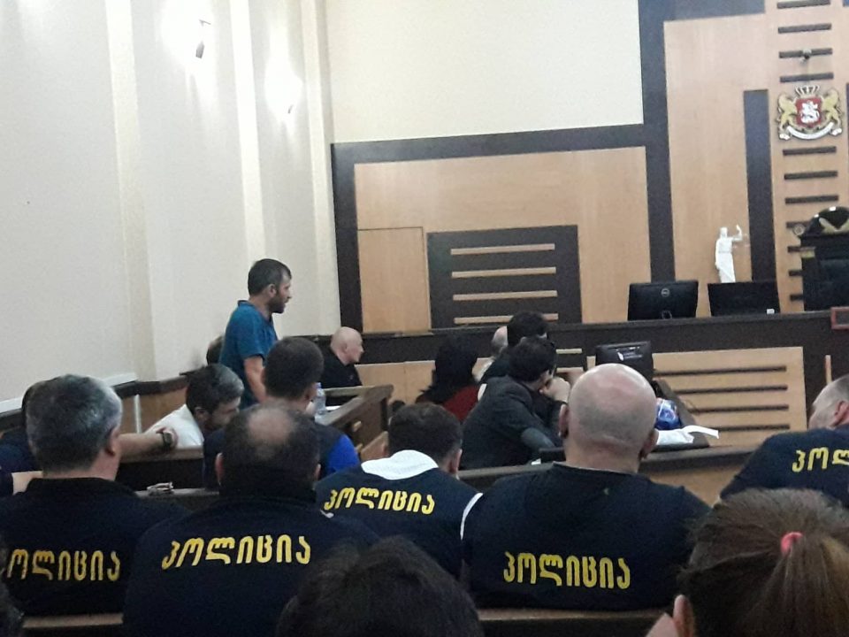 საქალაქო სასამართლოში აქციების დროს ჯგუფურ ძალადობაში მონაწილეობის ბრალდებით დაკავებულებისთვის აღკვეთის ღონისძიების შეფარდებაზე მსჯელობენ 