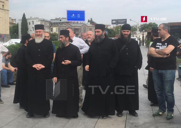 თბილისში, პირველი რესპუბლიკის მოედანზე სასულიერო პირები არიან შეკრებილი