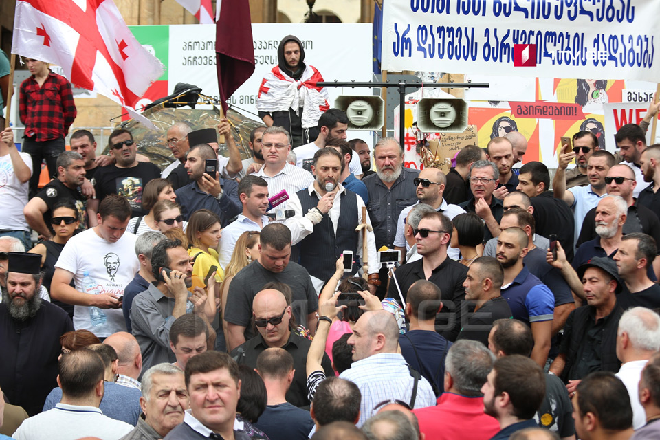 პარლამენტთან, რუსთაველის გამზირზე მიმდინარე აქციის მონაწილეებსა და „თბილისი პრაიდის“ მოწინააღმდეგეებს შორის ინციდენტი მოხდა