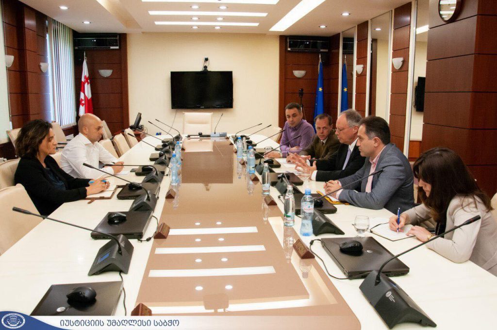 იუსტიციის უმაღლესი საბჭოს მდივანი აშშ-ის ჩრდილოეთ კაროლინას მოსამართლეს შეხვდა