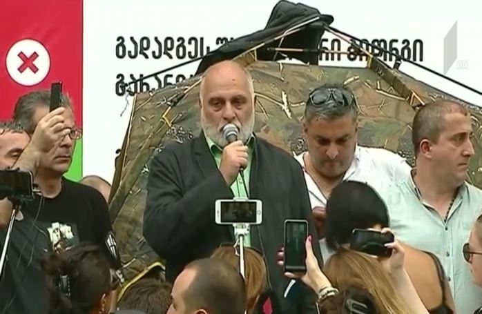 „ღირსების მარშის“ მოწინააღმდეგეები პარლამენტთან აქციას მართავენ