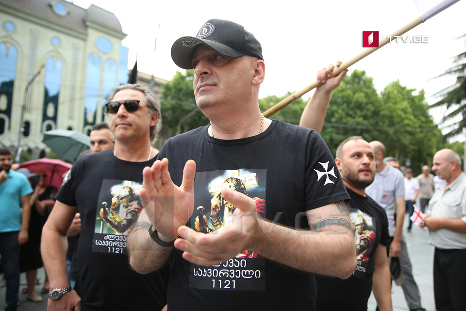 პარლამენტთან აქციაზე „ქართული მარშის“ წევრებმა ლგბტ თემის დროშა დაწვეს