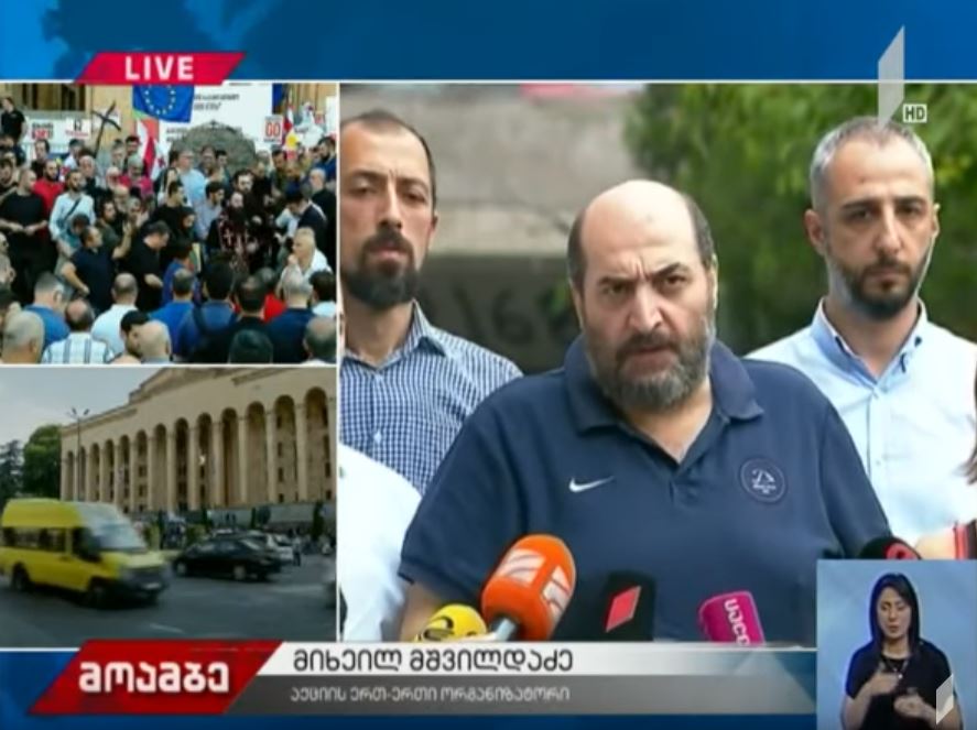 პარლამენტთან, სადაც „თბილისი პრაიდის“ საწინააღმდეგო აქცია იმართება, მცირე ინციდენტი მოხდა [ვიდეო]