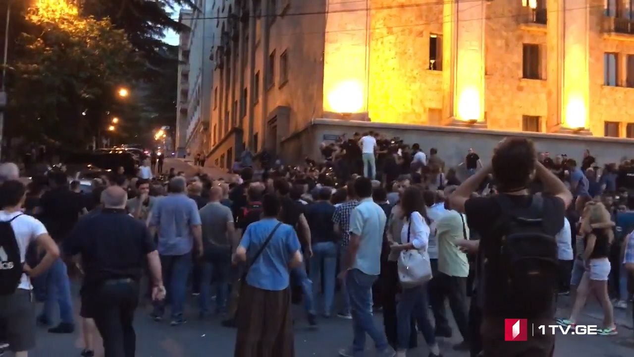 პარლამენტთან აქციაზე დაპირისპირება მოხდა [ვიდეო]