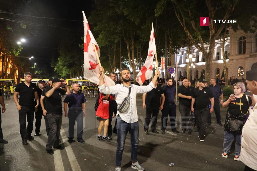 რუსთაველის გამზირზე ორი აქციის მონაწილეები ამ დრომდე რჩებიან [ფოტო]