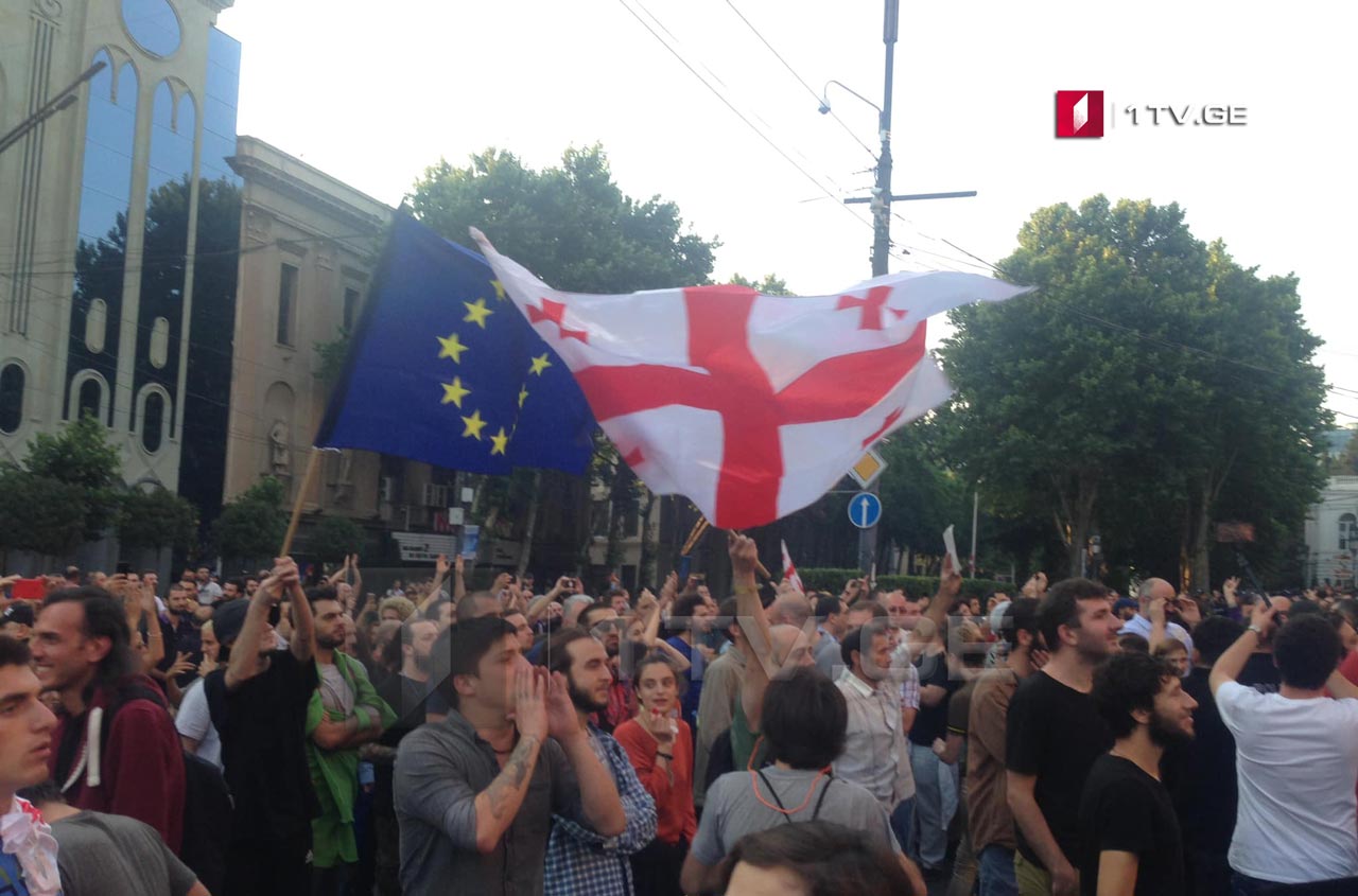 რუსთაველის გამზირზე გზა გაიხსნა, ორივე აქციის მონაწილეები პარლამენტის შენობასთან არიან შეკრებილები [ფოტო/ვიდეო]