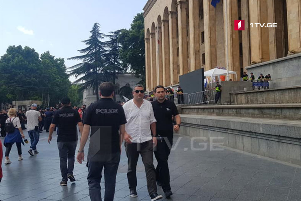 „ღირსების მარშის“ მოწინააღმდეგეების აქციის მონაწილეებმა პარლამენტის მიმდებარე ტერიტორია დატოვეს