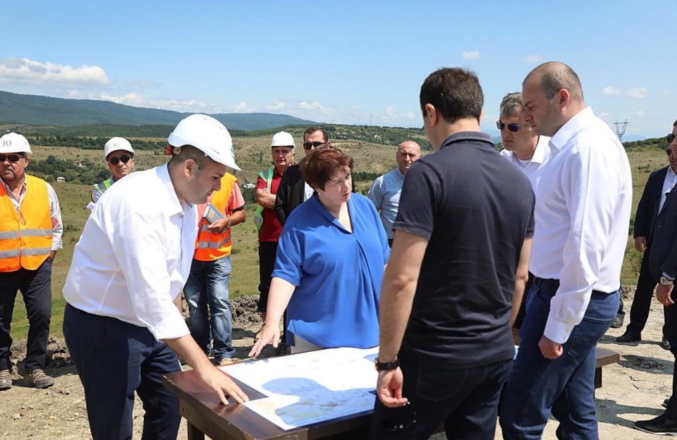 მამუკა ბახტაძე ზემო ოსიაური-ჩუმათელეთის გზის მშენებლობის პროცესს გაეცნო
