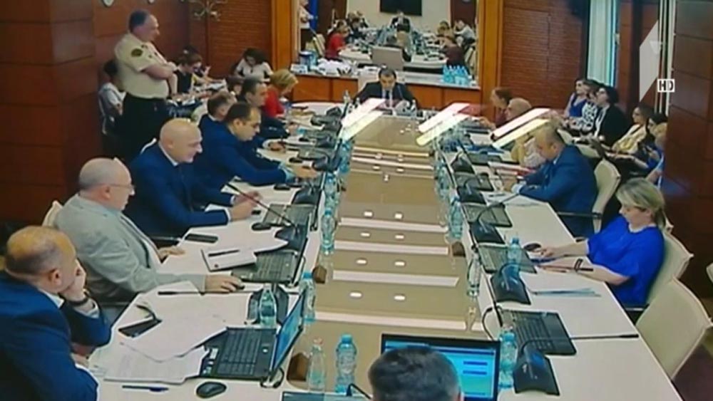 ზურაბ აზნაურაშვილი იუსტიციის საბჭოს კითხვებს პასუხობს