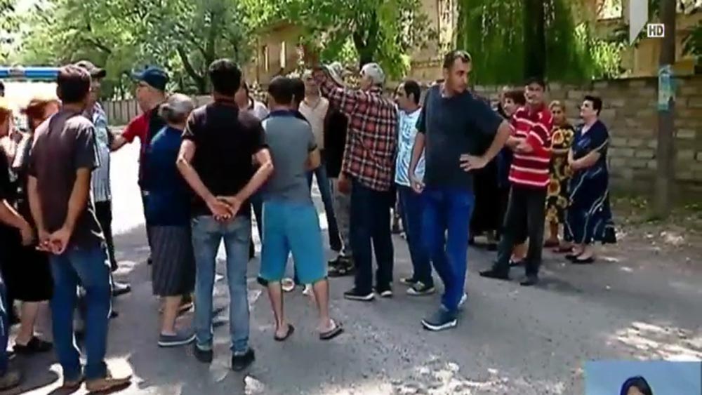 გომბორში მოსახლეობამ გზა გადაკეტა