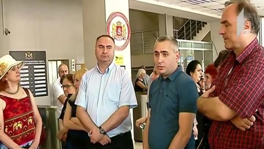 დევნილებმა ჯანდაცვის სამინისტროსთან აქცია გამართეს