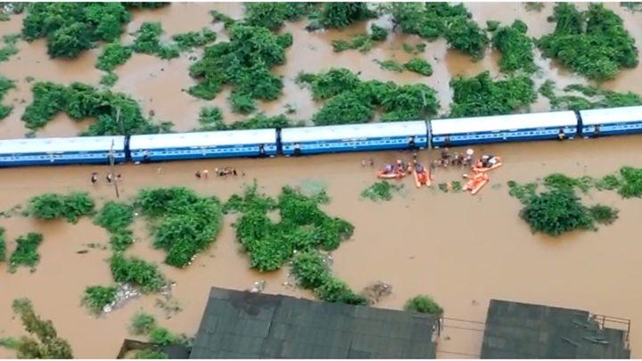ინდოეთში დატბორილი მატარებლიდან 700 მგზავრი გამოიყვანეს