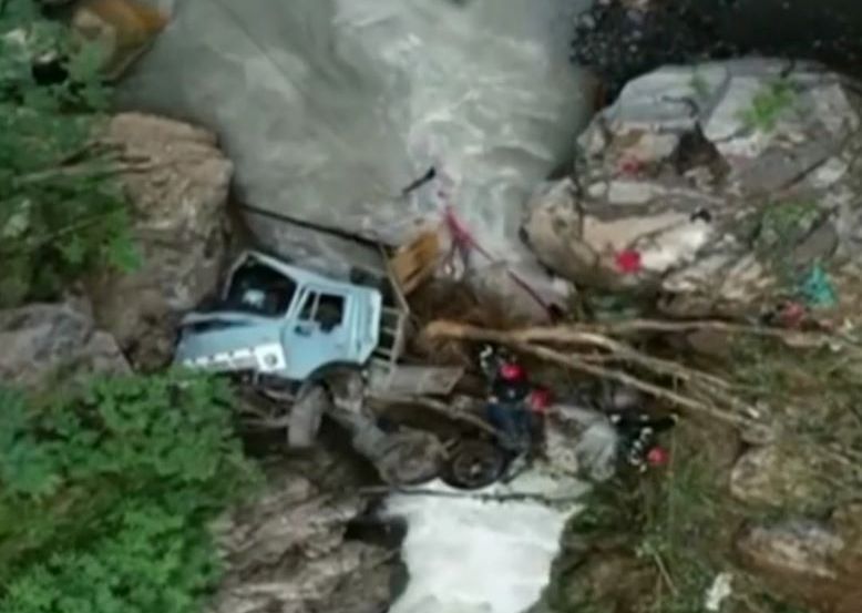 თუშეთის გზაზე, ავტოსაგზაო შემთხვევის ადგილზე მაშველები სამუშაოებს დილიდან განაახლებენ