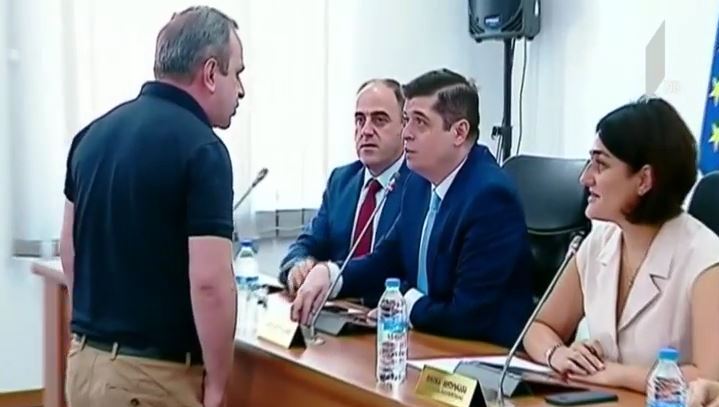 ხმაური სემეკი-ის სხდომაზე