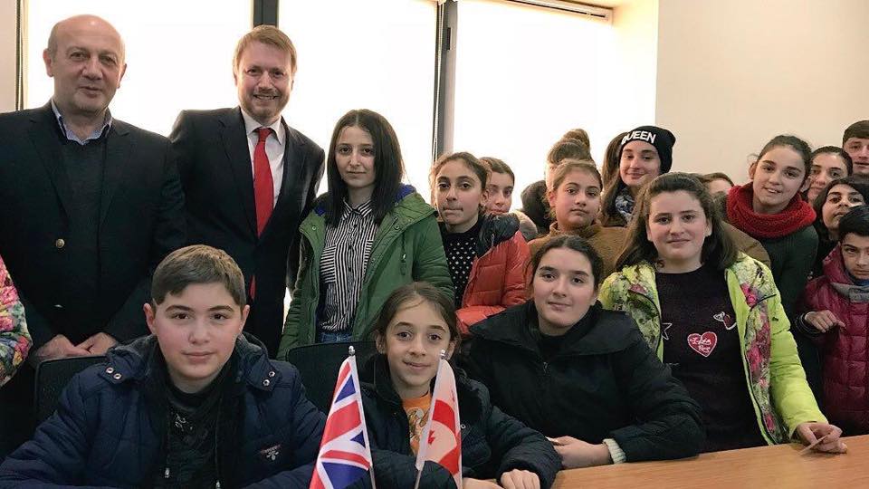 საქართველოში ბრიტანეთის ელჩი - ეს ბავშვები რუსული მავთულხლართების გვერდით ცხოვრობენ, თუმცა როდესაც მომავალზე საუბრობენ, მავთულხლართები ქრება