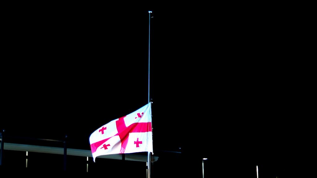 აგვისტოს ომში დაღუპულთა ხსოვნის პატივსაცემად სახელმწიფო შენობებზე საქართველოს დროშები დაუშვეს [ვიდეო]