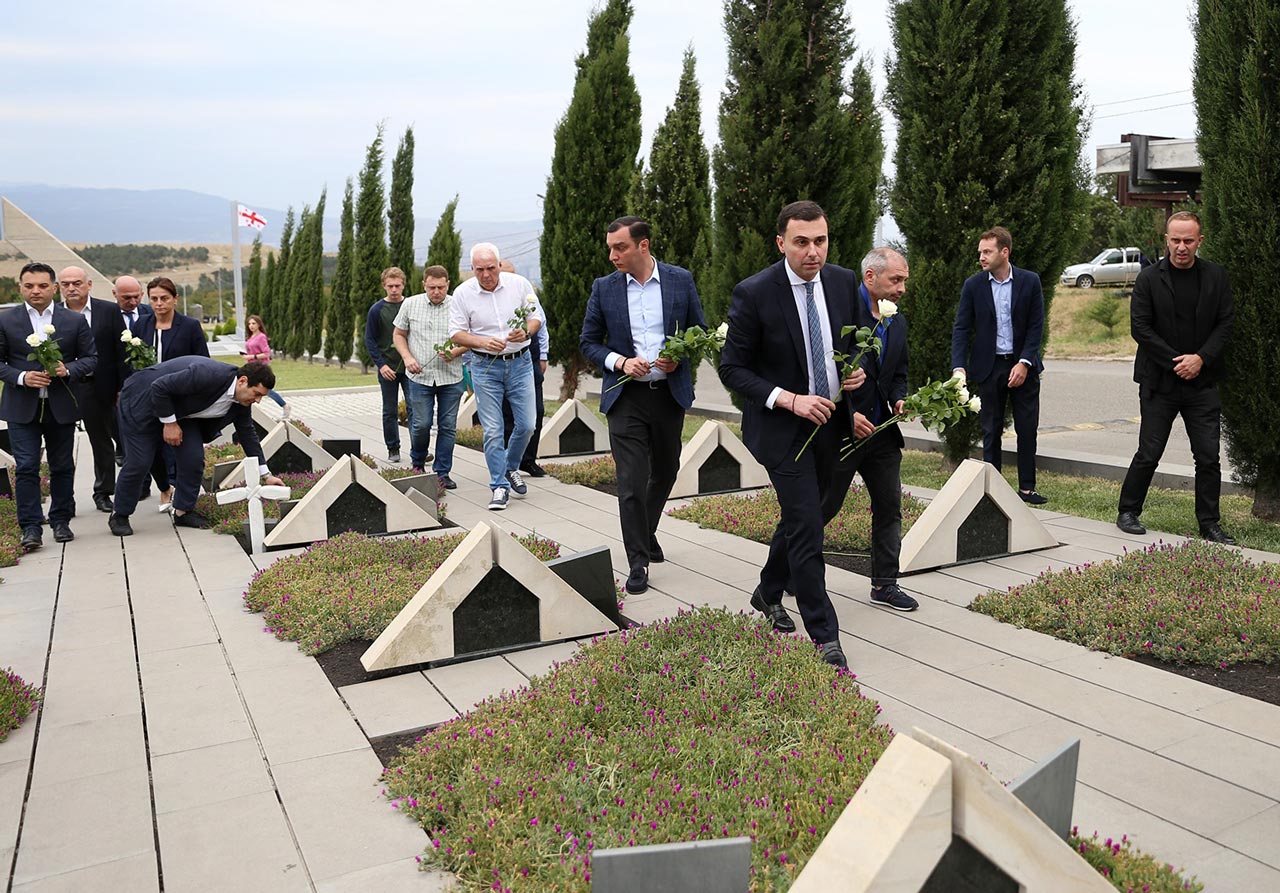 გიორგი ტყემალაძემ და საკრებულოს წევრებმა აგვისტოს ომში დაღუპულთა ხსოვნას პატივი მიაგეს