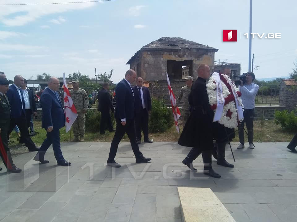 პრემიერმა შინდისში გმირთა მემორიალი გვირგვინით შეამკო