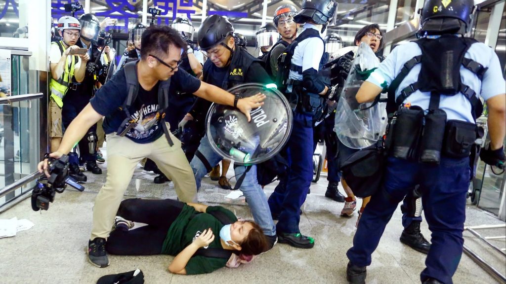 ჰონგ-კონგის საერთაშორისო აეროპორტში დემონსტრანტებსა და პოლიციას შორის დაპირისპირების დროს ორი ადამიანი დაშავდა