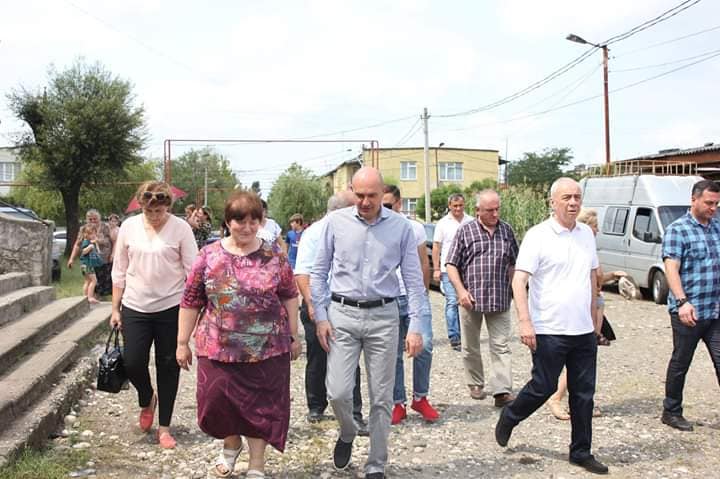 რუსლან აბაშიძე სენაკში აფხაზეთიდან დევნილებს შეხვდა