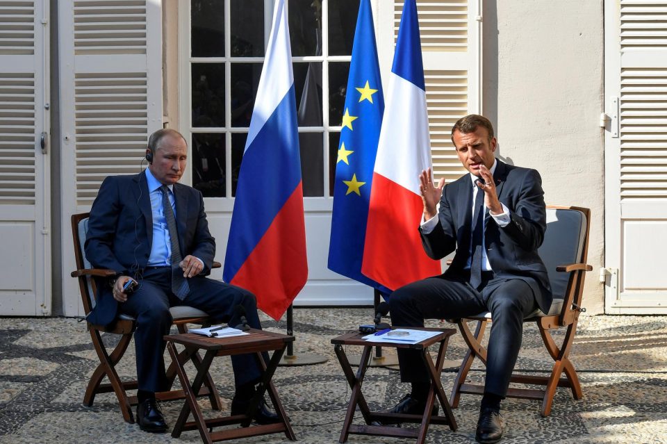 ემანუელ მაკრონმა საზაფხულო რეზიდენციაში ვლადიმერ პუტინს უმასპინძლა