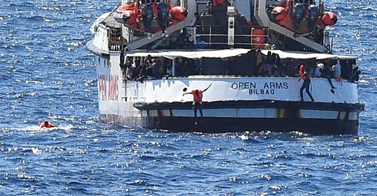 „როიტერის“ ინფორმაციით, იტალიის სანაპიროსთან გაჩერებული ხომალდიდან მიგრანტები ქვეყანაში შესვლას ცურვით შეეცადნენ