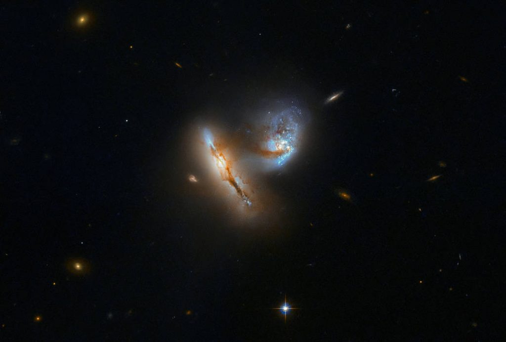 როგორ ეჯახება ორი უზარმაზარი გალაქტიკა ერთმანეთს - ჰაბლის ახალი ფოტო
