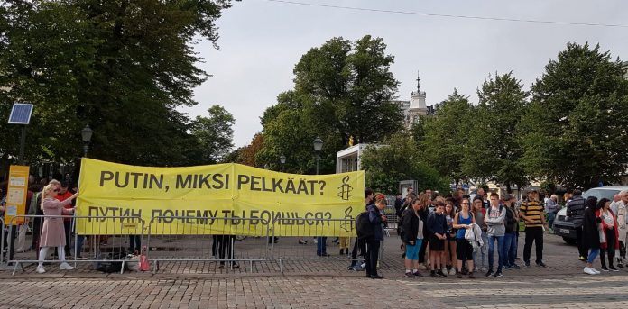 Vladimir Putini Helsinkidə etiraz aksiyası ilə qarşıladılar