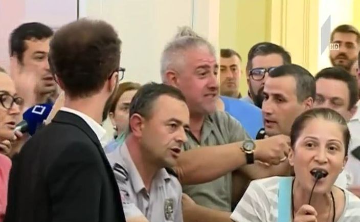 ხმაური ბათუმის საკრებულოს სხდომაზე