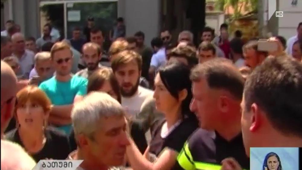 ხმაური ბათუმის საქალაქო სასამართლოსთან