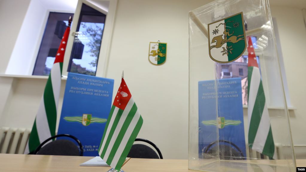 В оккупированной Абхазии состоится второй тур т.н. президентских выборов