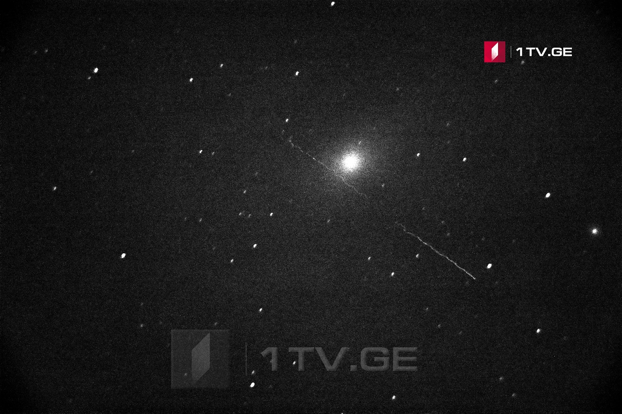 შორეული ჯუჯა გალაქტიკა და კადრში შემოჭრილი მეტეორი ირაკლი გედენიძის ობიექტივში