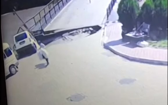 თურქეთში, შავიზღვისპირა ქალაქ თერმეში ხიდის ჩანგრევის შედეგად ორი ადამიანი დაშავდა [ვიდეო]
