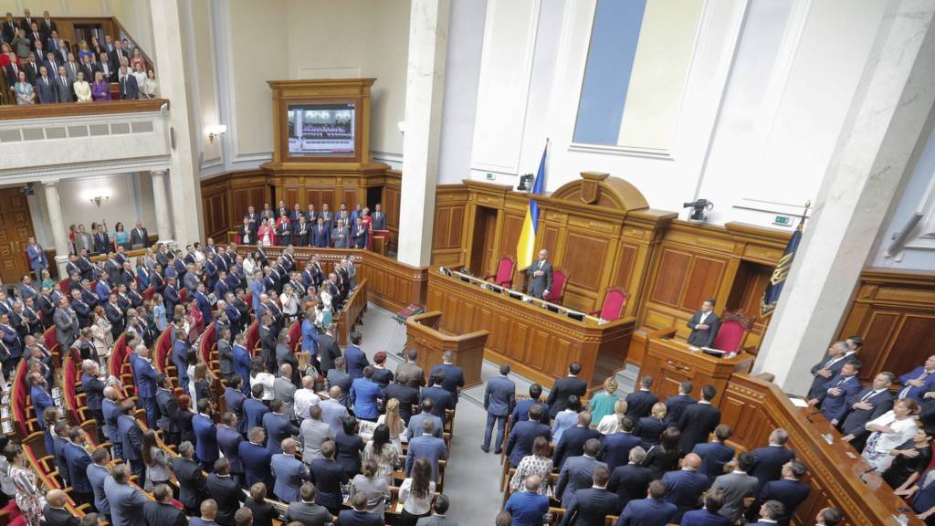 უკრაინის მეცხრე მოწვევის რადამ პირველი მოსმენით დეპუტატების ხელშეუხებლობის შესახებ კანონპროექტს მხარი დაუჭირა